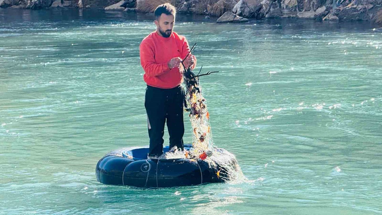 İki ülke sınırında balık avı
