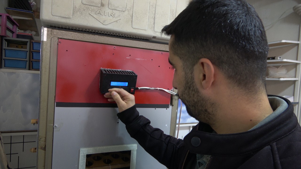 Elektrik mühendisi atık malzemelerden kuluçka makinesi yaptı
