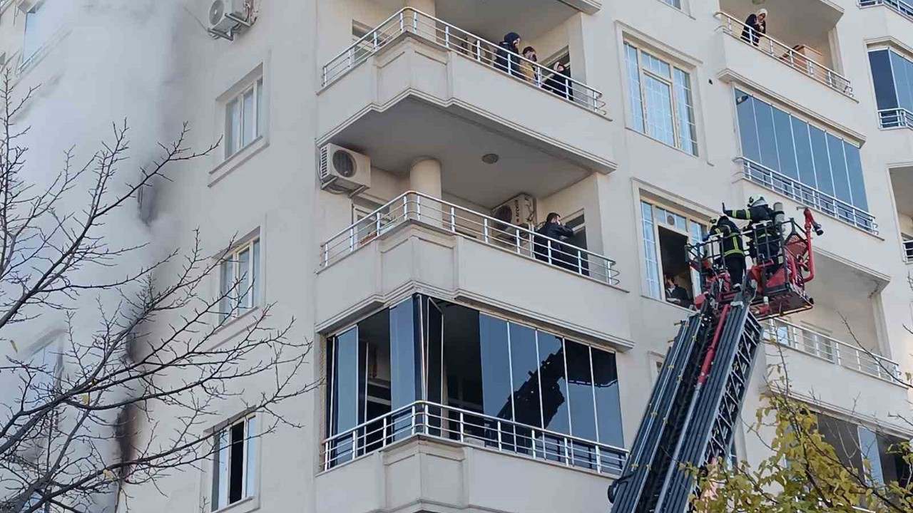 Batman’da apartmanda yangın: 20’den fazla kişi itfaiye merdiveniyle kurtarıldı

