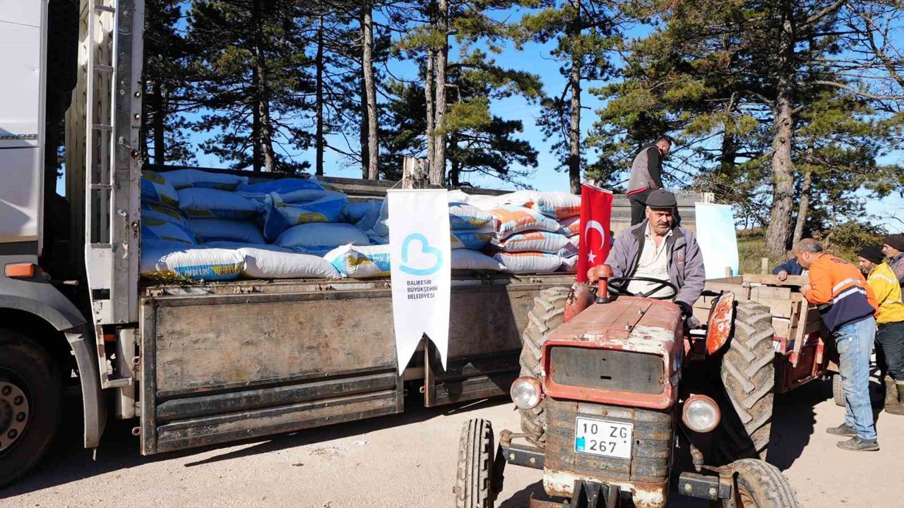 Sındırgılı depremzede çiftçilere hayvan yemi desteği
