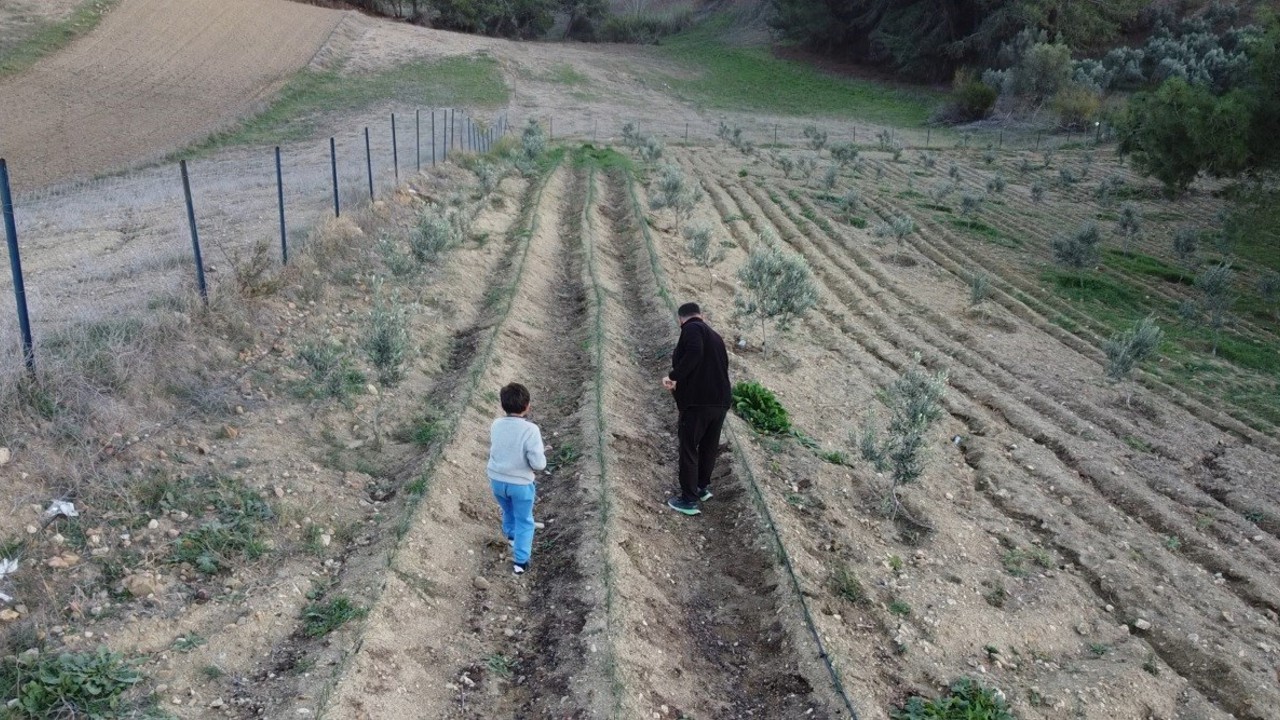 Osmaniye’de depremi yaşadı, toprağa tutundu
