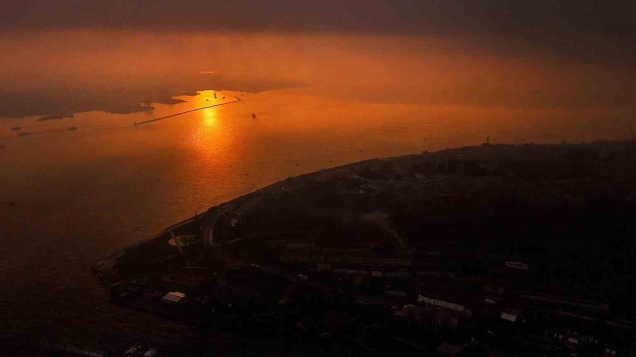 İstanbul’da Boğaz çevresine çöken pus ve etkili olan hava kirliliği dron ile görüntülendi

