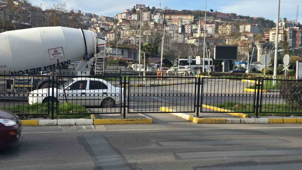 Çevre yolunda önlem alındı, yayalar üst geçide yönlendiriliyor
