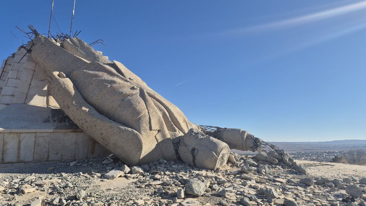 Suriye’de halkın yıktığı Hafız Esad’ın dev heykelinden geriye enkazı kaldı
