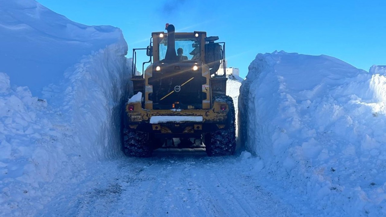 Yüksekova’da 3 metrelik karla zorlu mücadele
