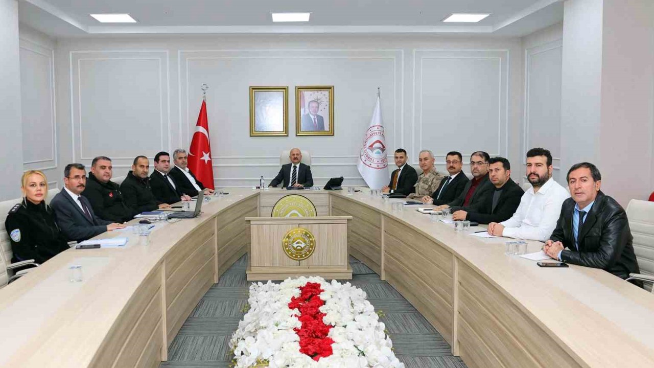 Adıyaman’da ağır ve orta hasarlı yapıların yıkım süreci konuşuldu
