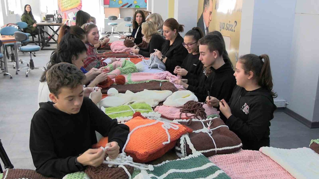 Edirne’de ilmekler iyilik için atılıyor: Çocuklar örüyor, anneler birleştiriyor
