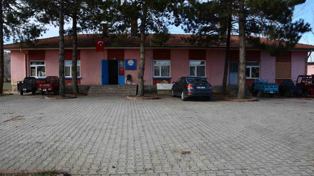 Akşehir’de eski ilkokul binası dikiş nakış kursu oldu
