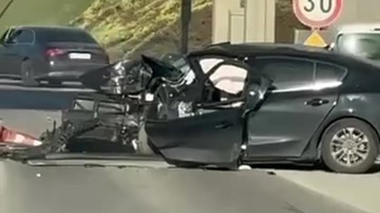 Gişelere çarpan otomobil kullanılamaz hale geldi, 2 kişi ağır yaralandı
