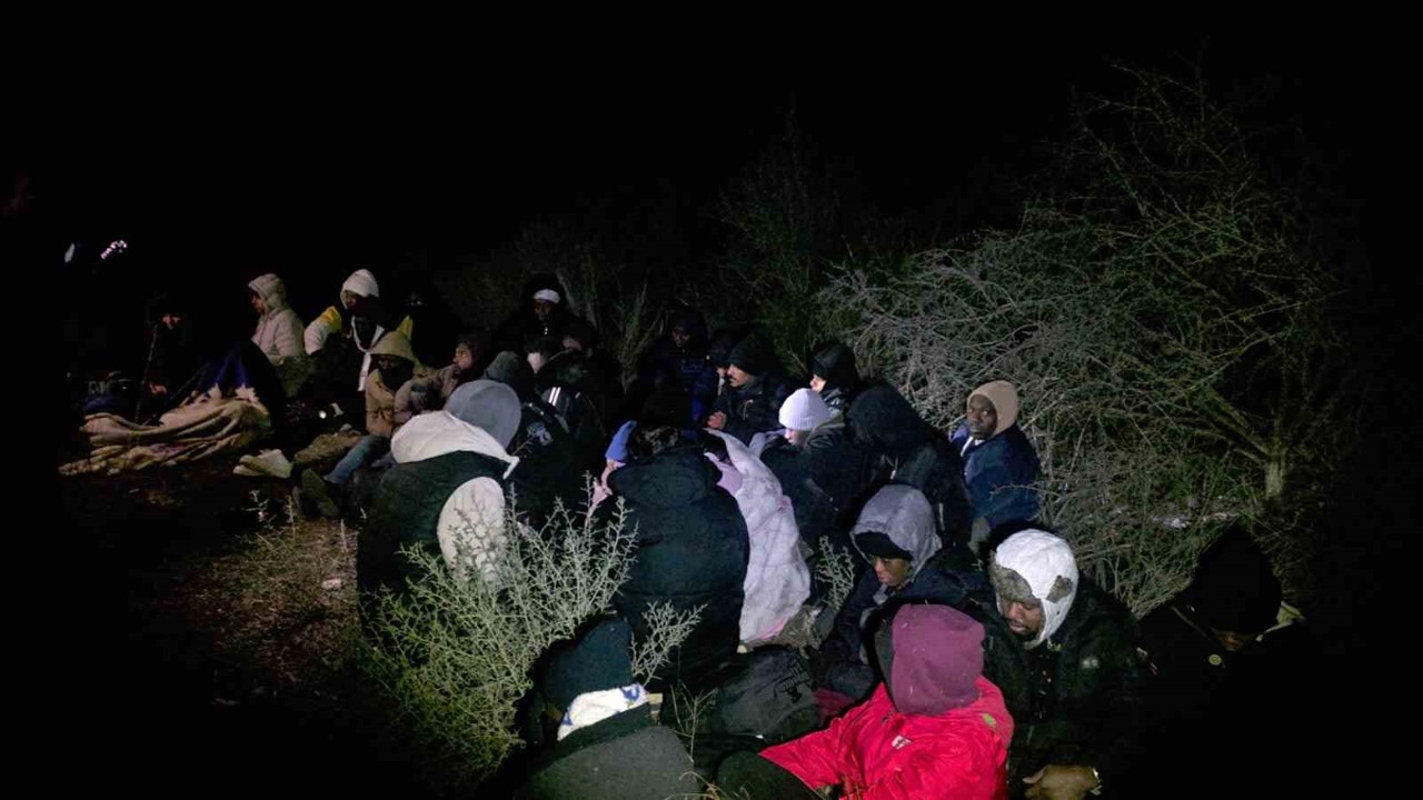 İzmir’de SİHA ve radar destekli operasyon: 79 düzensiz göçmen yakalandı
