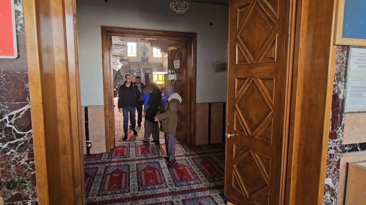 Zabıtayı gören dilenciler camiye kaçıp cemaatin arasına karıştı
