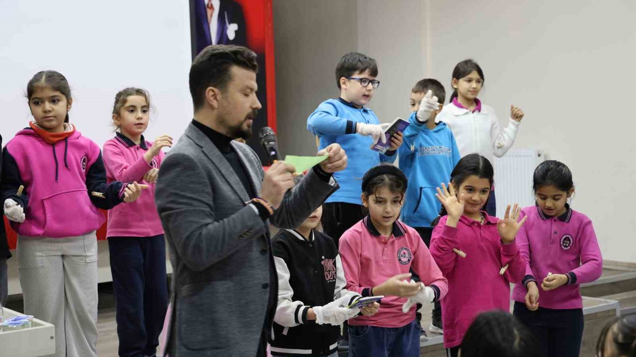 Mezun olduğu okulda teknoloji bağımlılığından kurtulma yollarını oyunla anlattı
