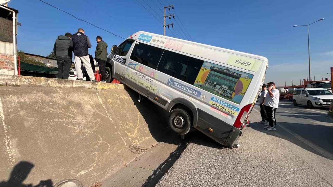 Park halindeki minibüs duvardan yolun kenarına düşerek asılı kaldı
