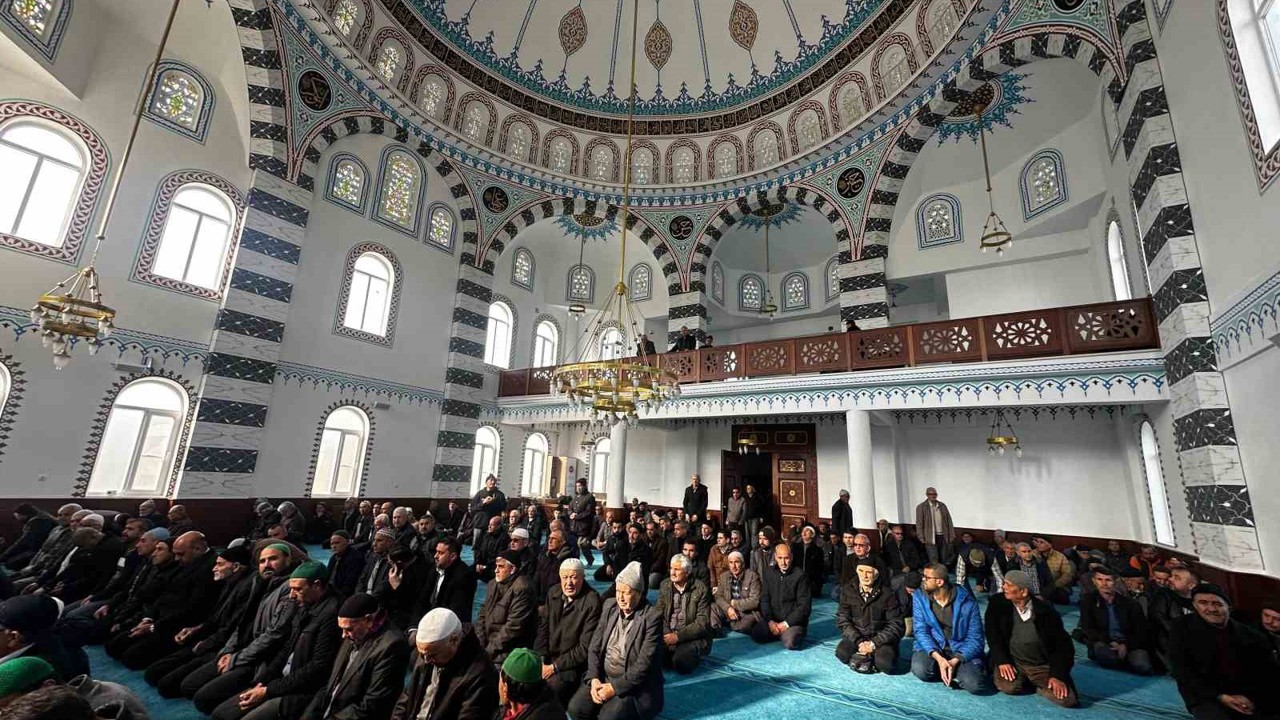 Hayber Camii ibadete açıldı
