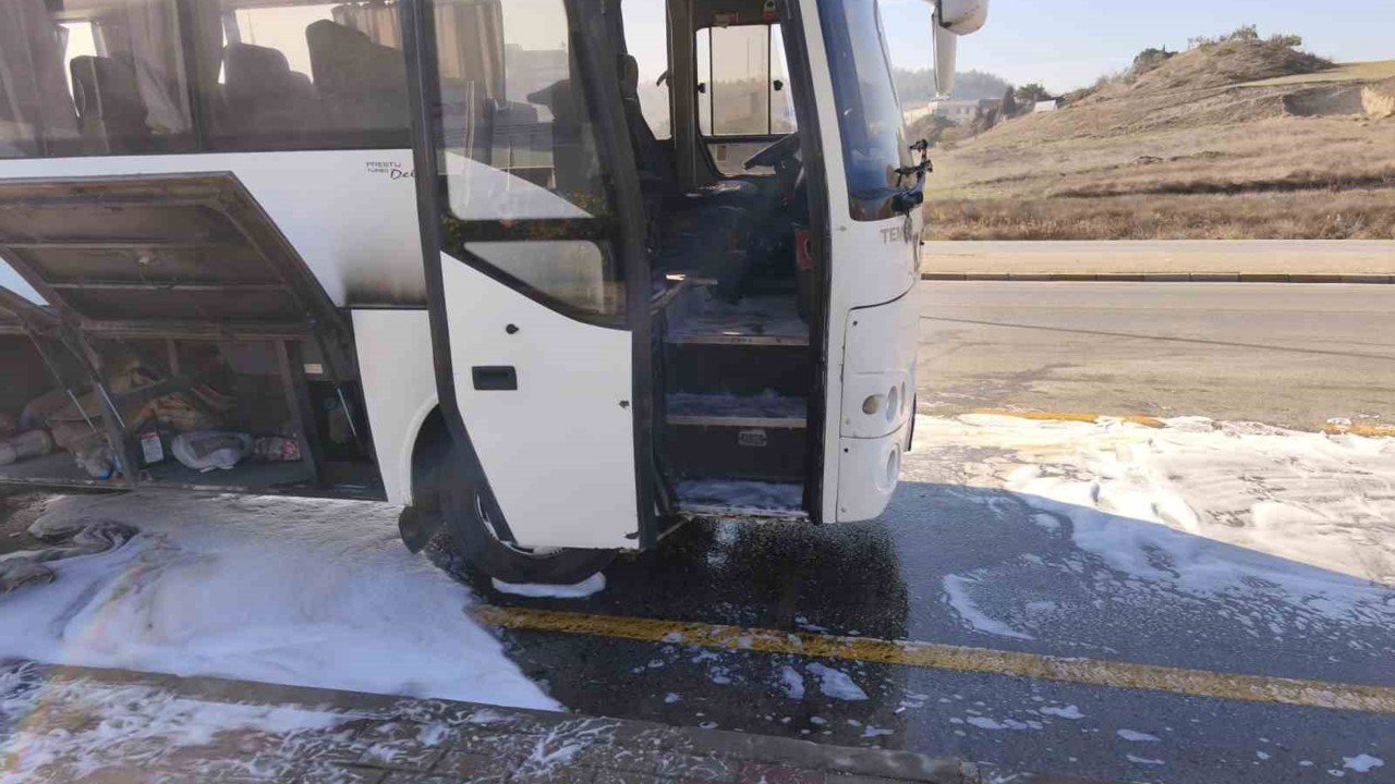 Seyir halindeki işçi servisi alev aldı
