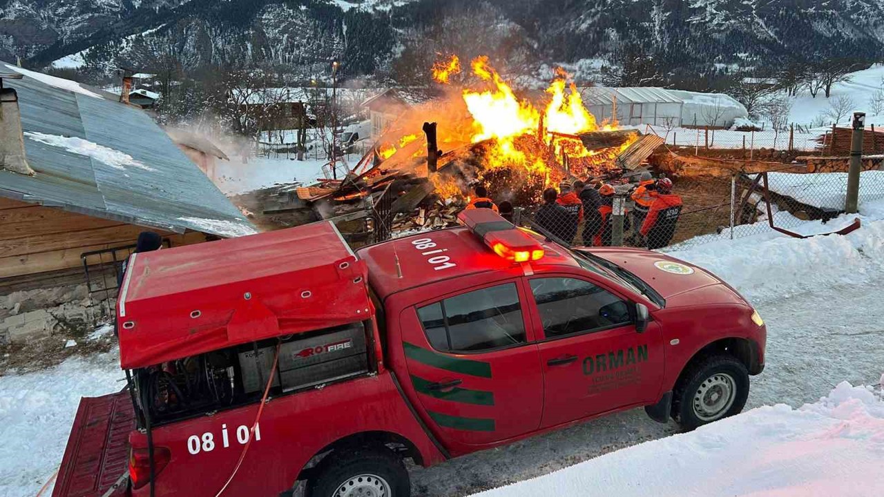 Ardanuç’ta ahır yangını
