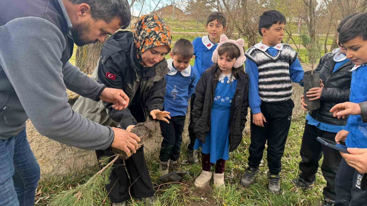 Altıntaş’ta öğrenciler fidanları toprakla buluşturdu
