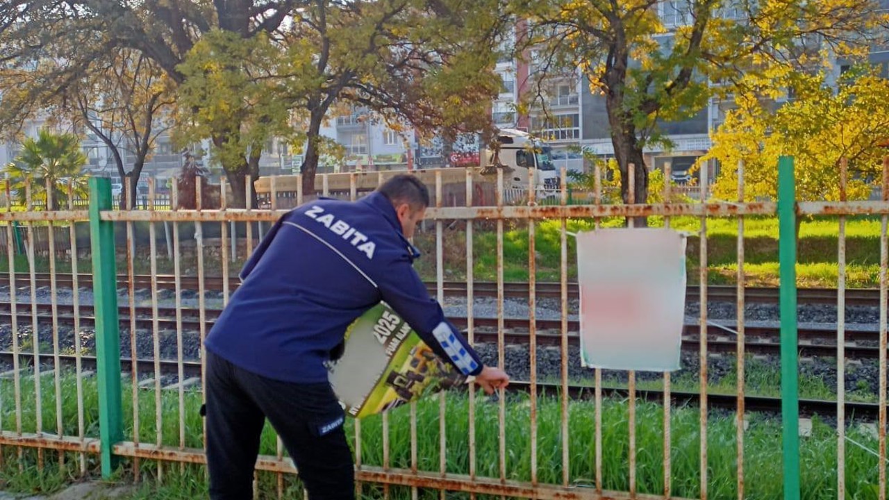 Germencik’te izinsiz afişlere zabıta müdahalesi
