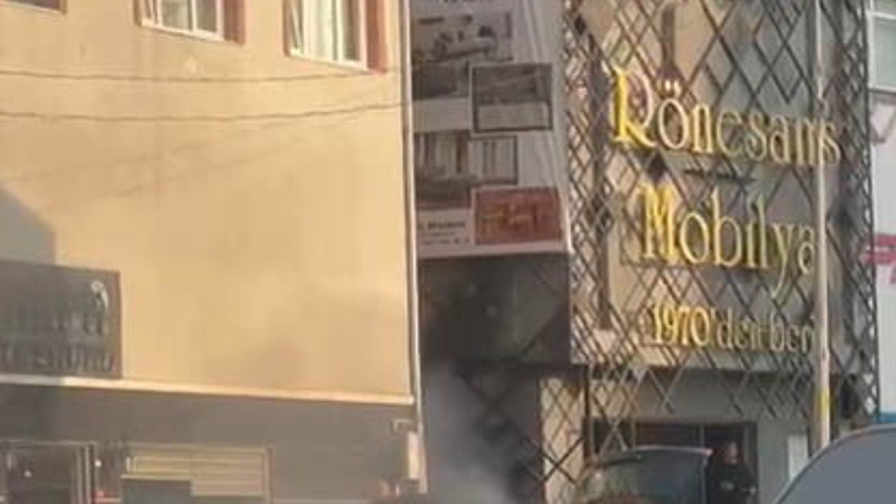 Yeni aldığı otomobilinden alevler yükseldi, yangını söndürdü
