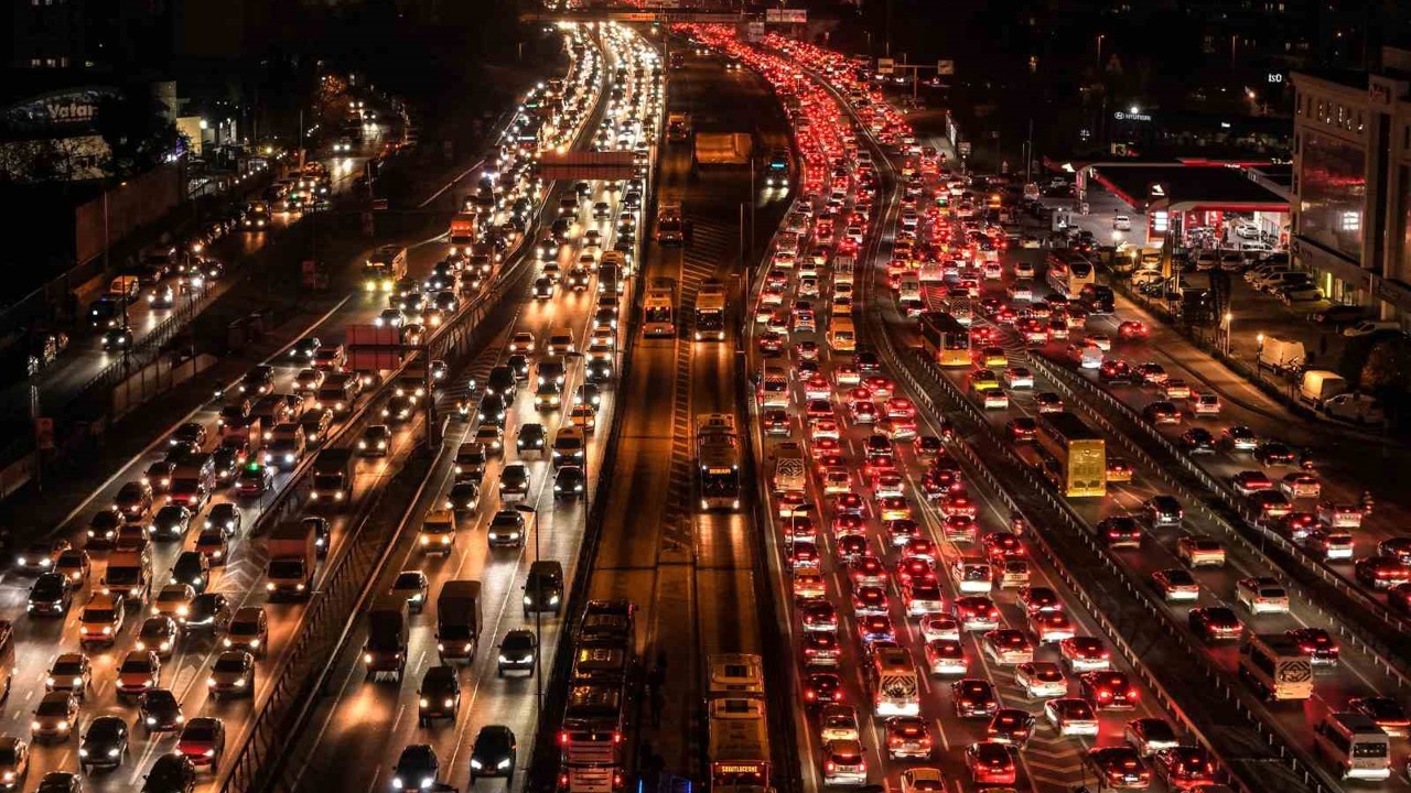 İstanbul Cevizlibağ’da trafik yoğunluğu havadan görüntülendi
