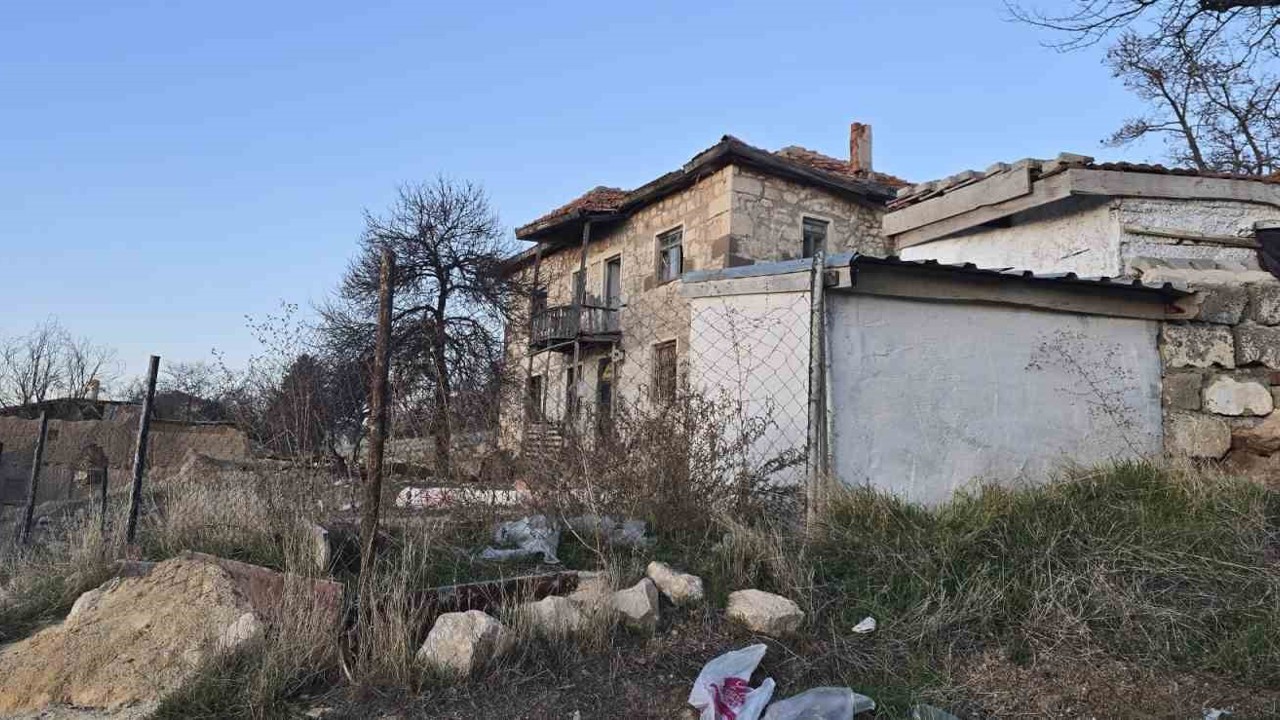 Bağlı köpek çocuklara saldırdı: 14 yaşındaki çocuk ağır yaralandı
