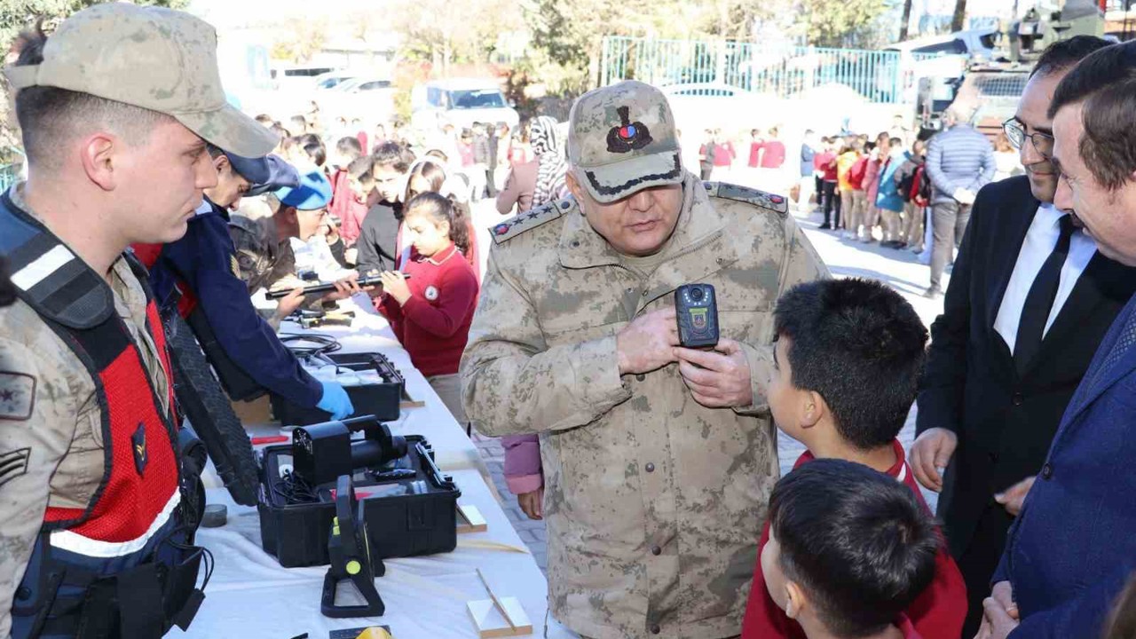Jandarma, öğrencilere yerli savunma sanayiyi anlattı
