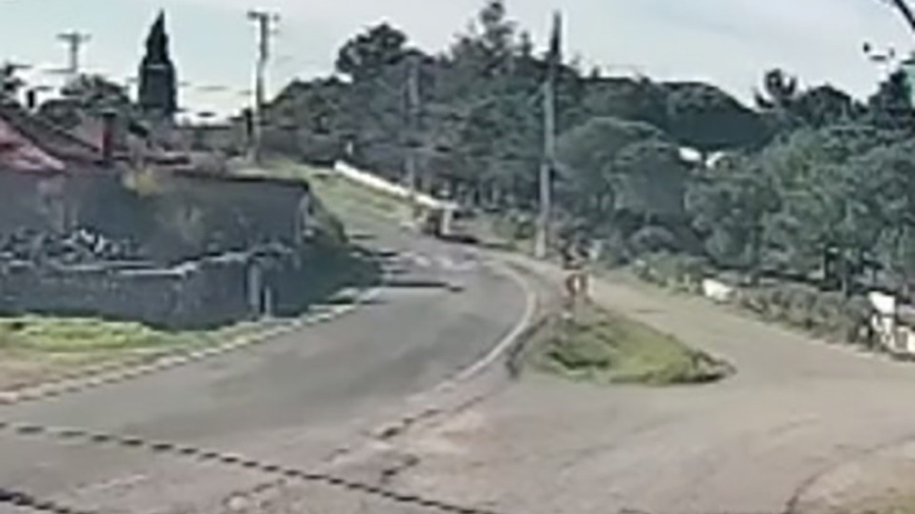 Çanakkale’de iki araç çarpıştı: Kaza anı kamerada
