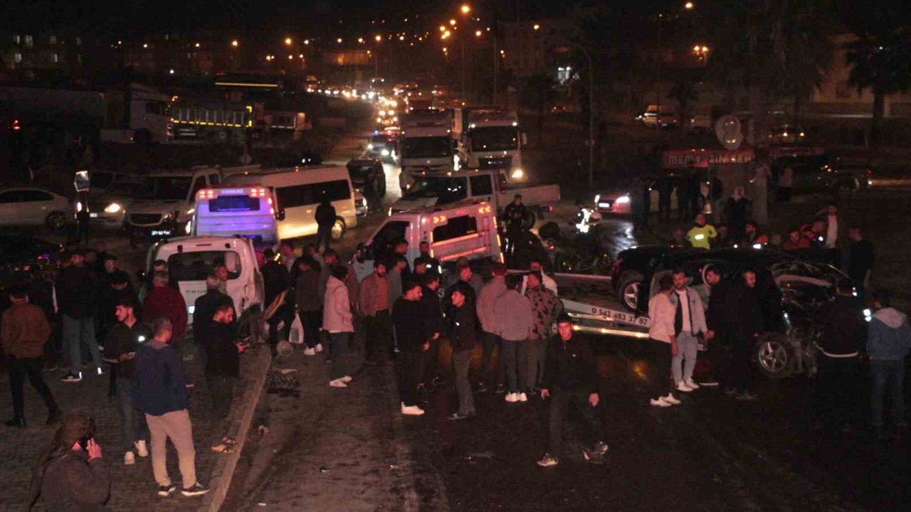 Şırnak’ta freni boşalan vinç 6 araca çarptı: 7 yaralı
