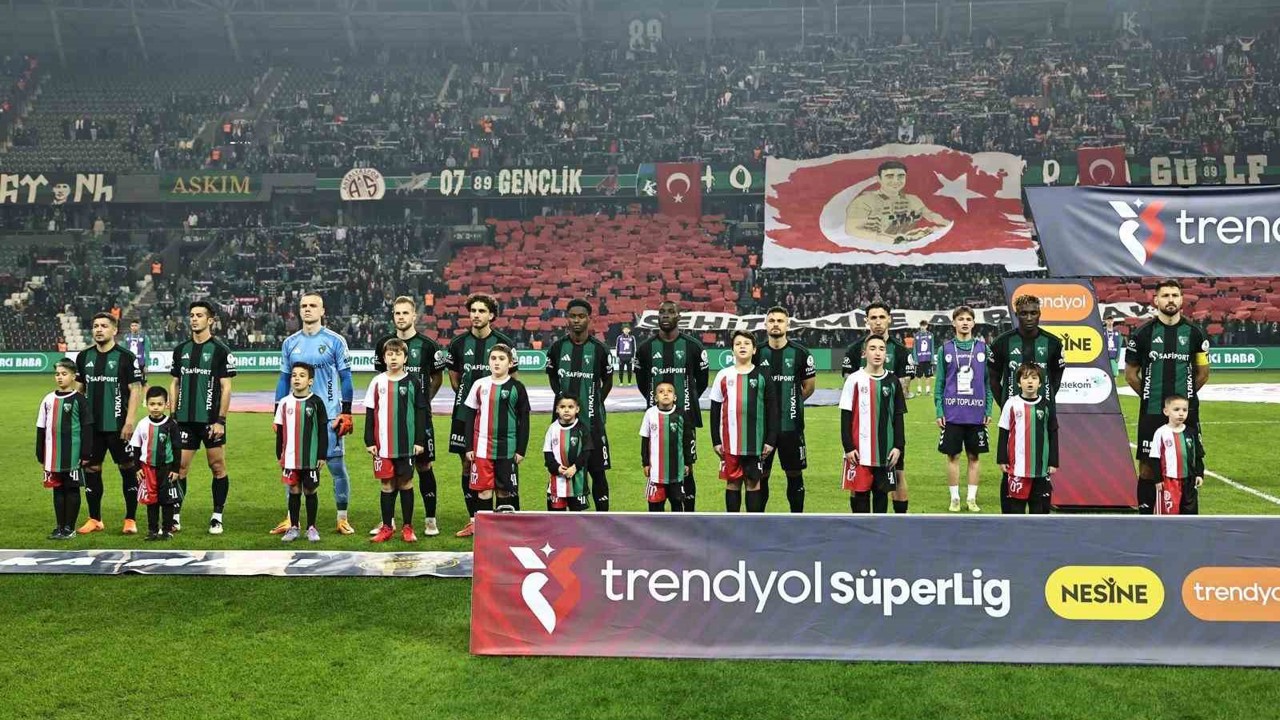 Kocaelispor- Antalyaspor maçında seremoni de paylaşıldı

