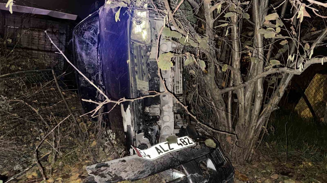 Hafif ticari araçla çarpışan otomobil tarlaya devrildi: 5 yaralı
