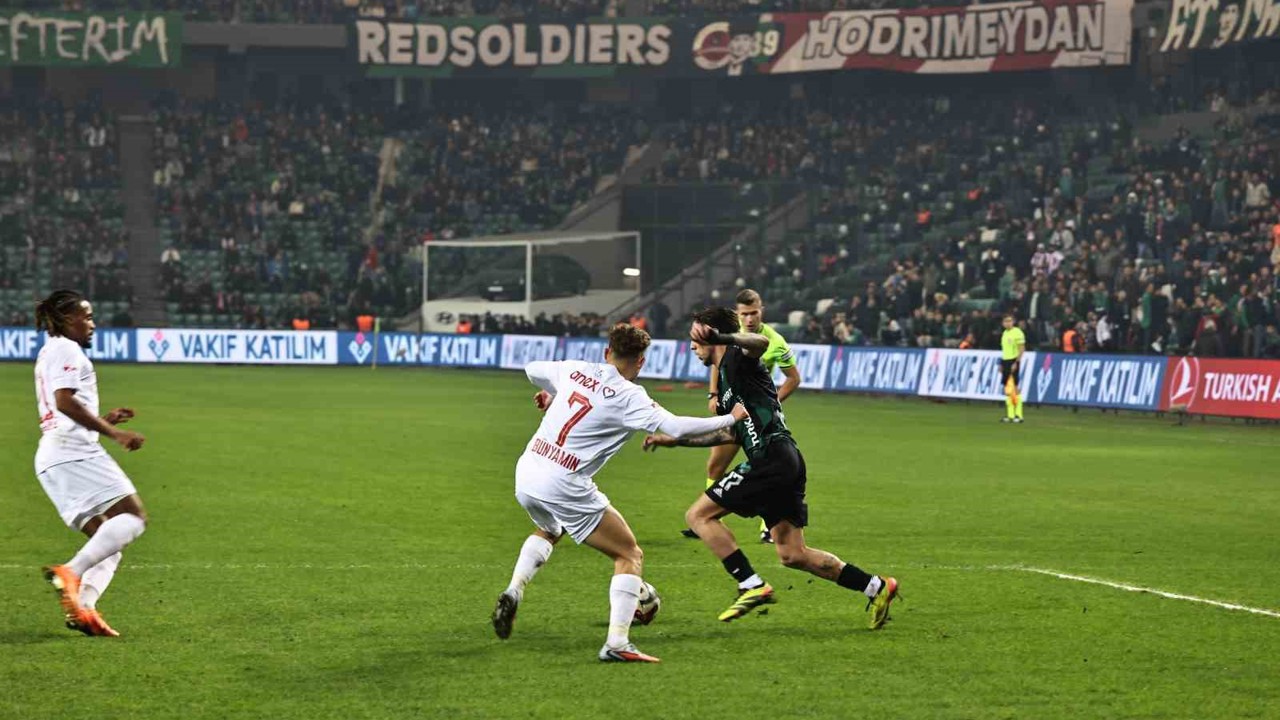 Trendyol Süper Lig: Kocaelispor: 2 - Antalyaspor: 1 (İlk yarı)
