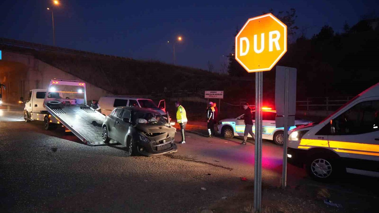 Kırıkkale’de minibüs ile otomobil kafa kafaya çarpıştı: 2 yaralı
