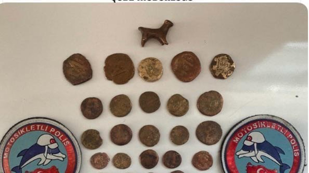 Mardin’de tarihi eser operasyonu: 45 sikke ve hayvan figürlü heykel ele geçirildi
