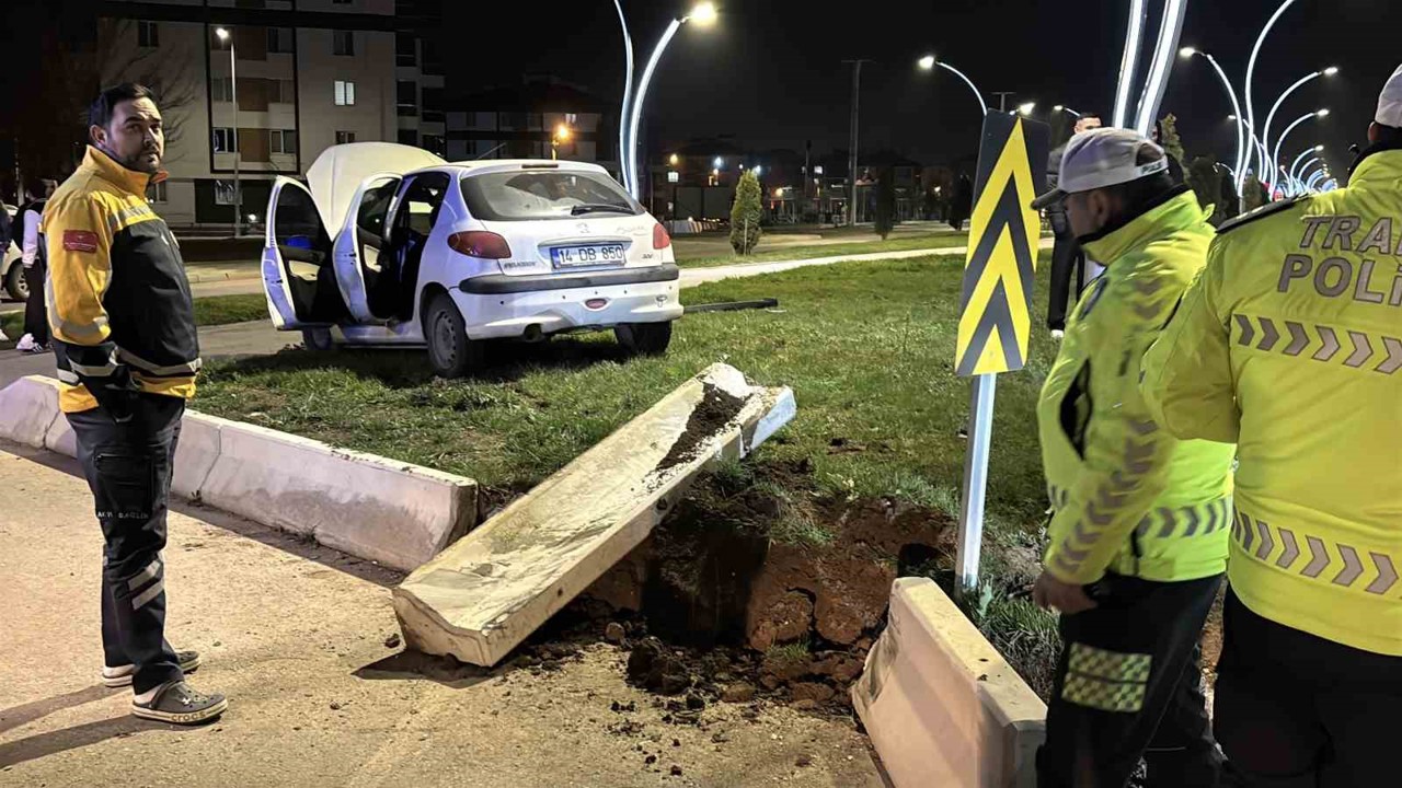 Bolu’da kontrolden çıkan otomobil refüje çarptı
