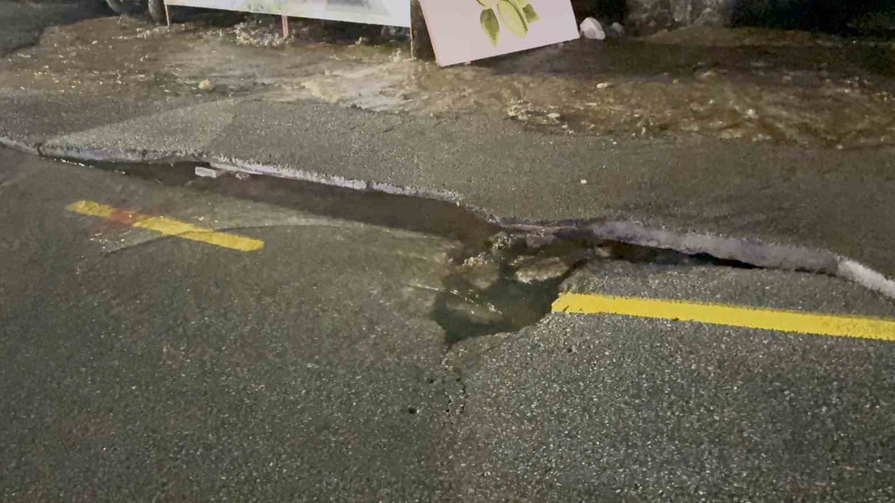 Bodrum’da ana su hattı patladı, yol çöktü
