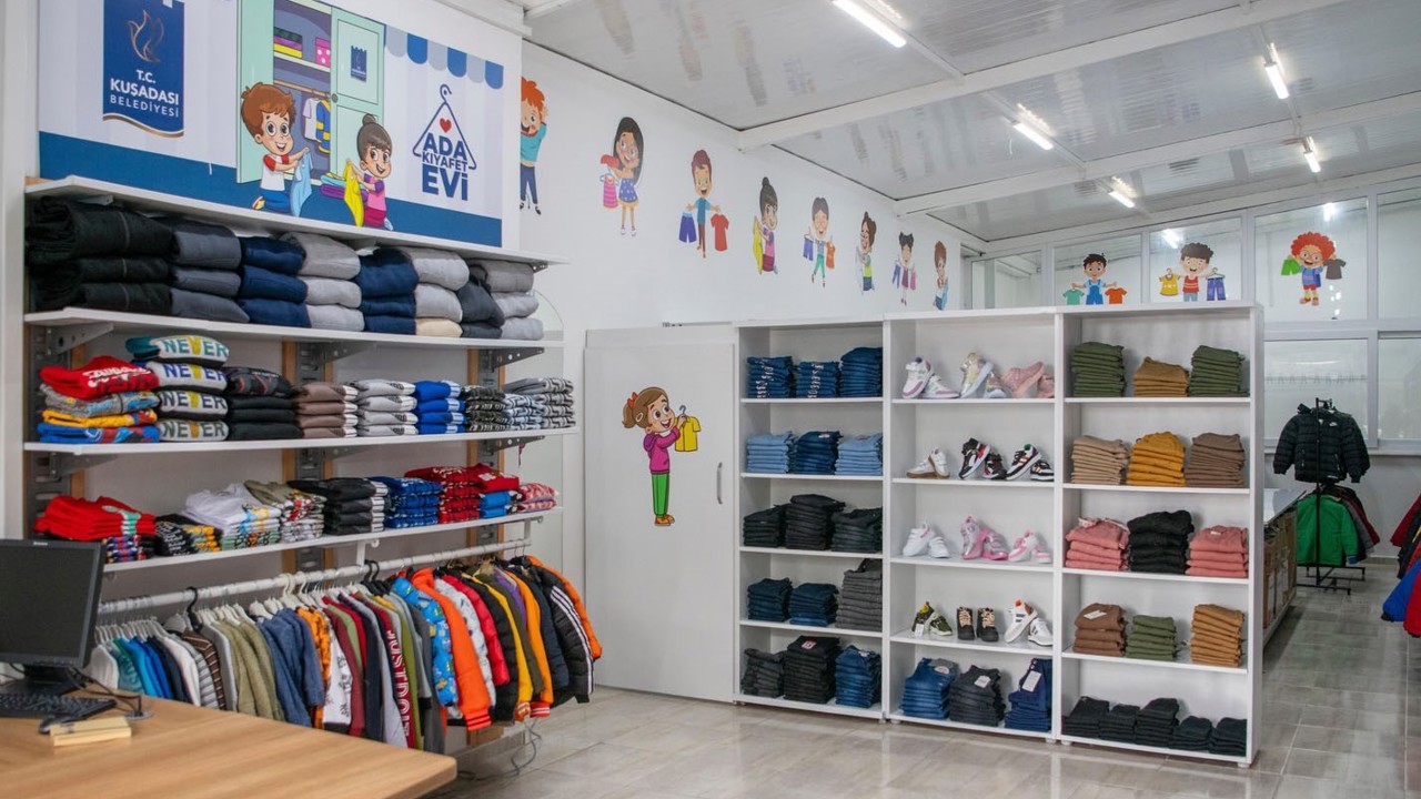 Ada Kıyafet Evi Kuşadası’nda dayanışmanın örneği oluyor
