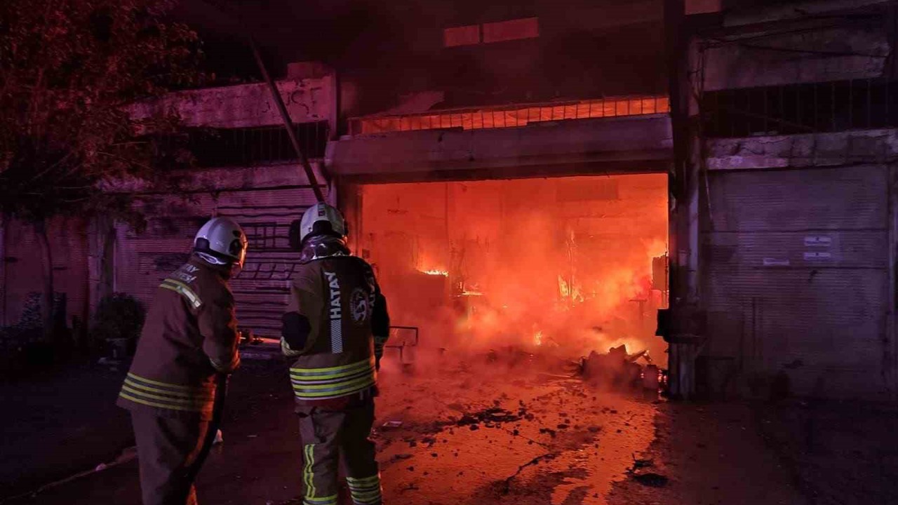 Dörtyol’da iş yeri alevlere teslim oldu
