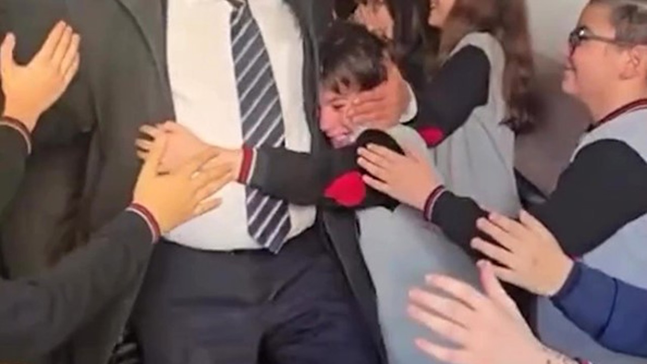 Bir ömürlük eğitimin son zili: 46 yıllık öğretmenlik yolculuğuna alkışlarla veda
