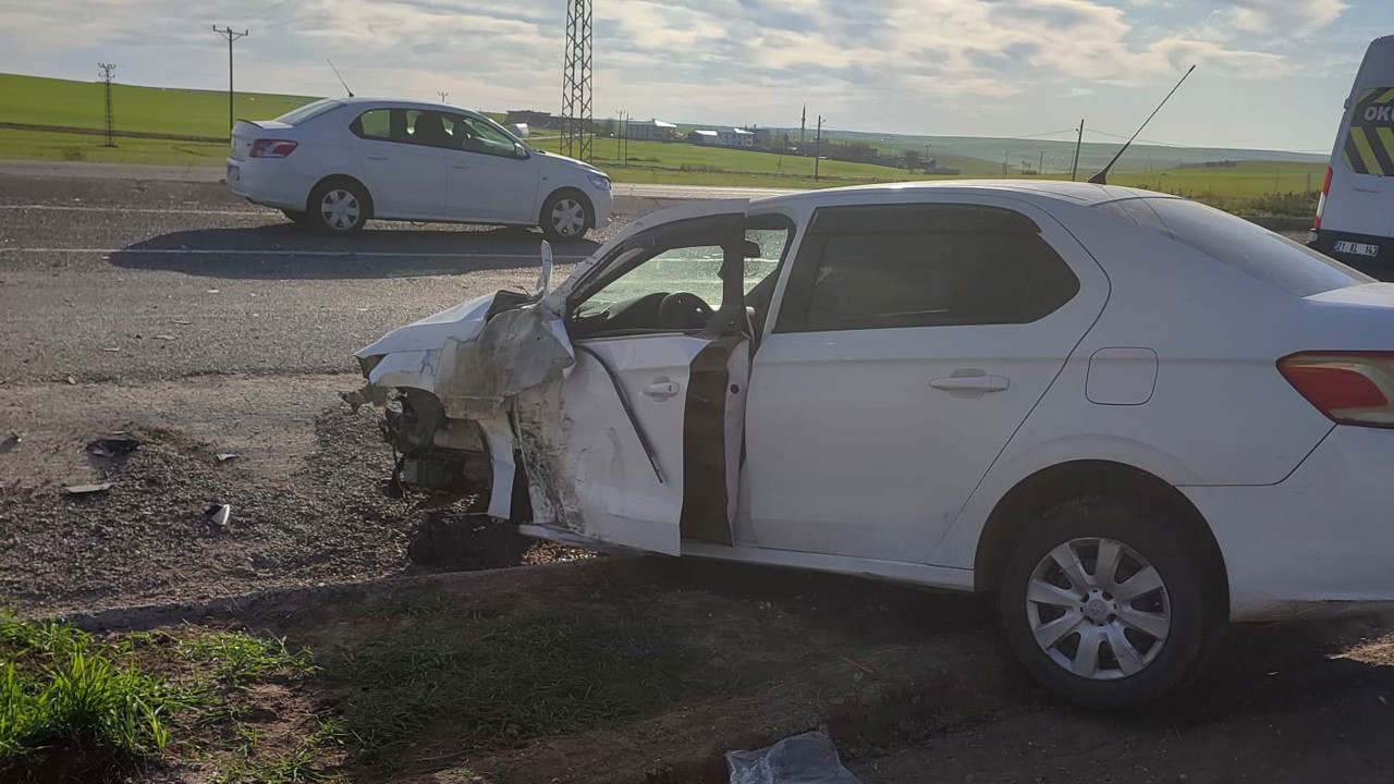 Diyarbakır’da otomobil ile minibüs çarpıştı: 7 yaralı
