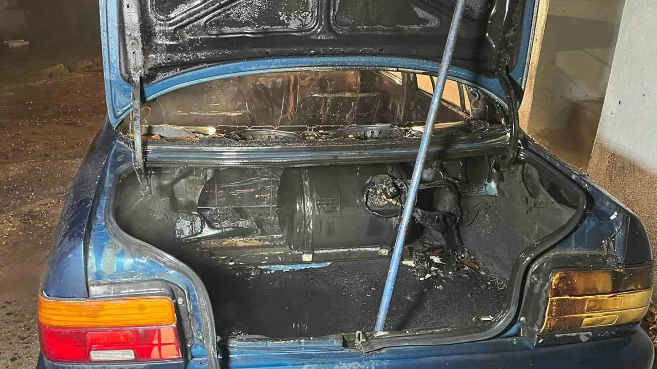 Park halindeyken yanan otomobil kullanılamaz hale geldi
