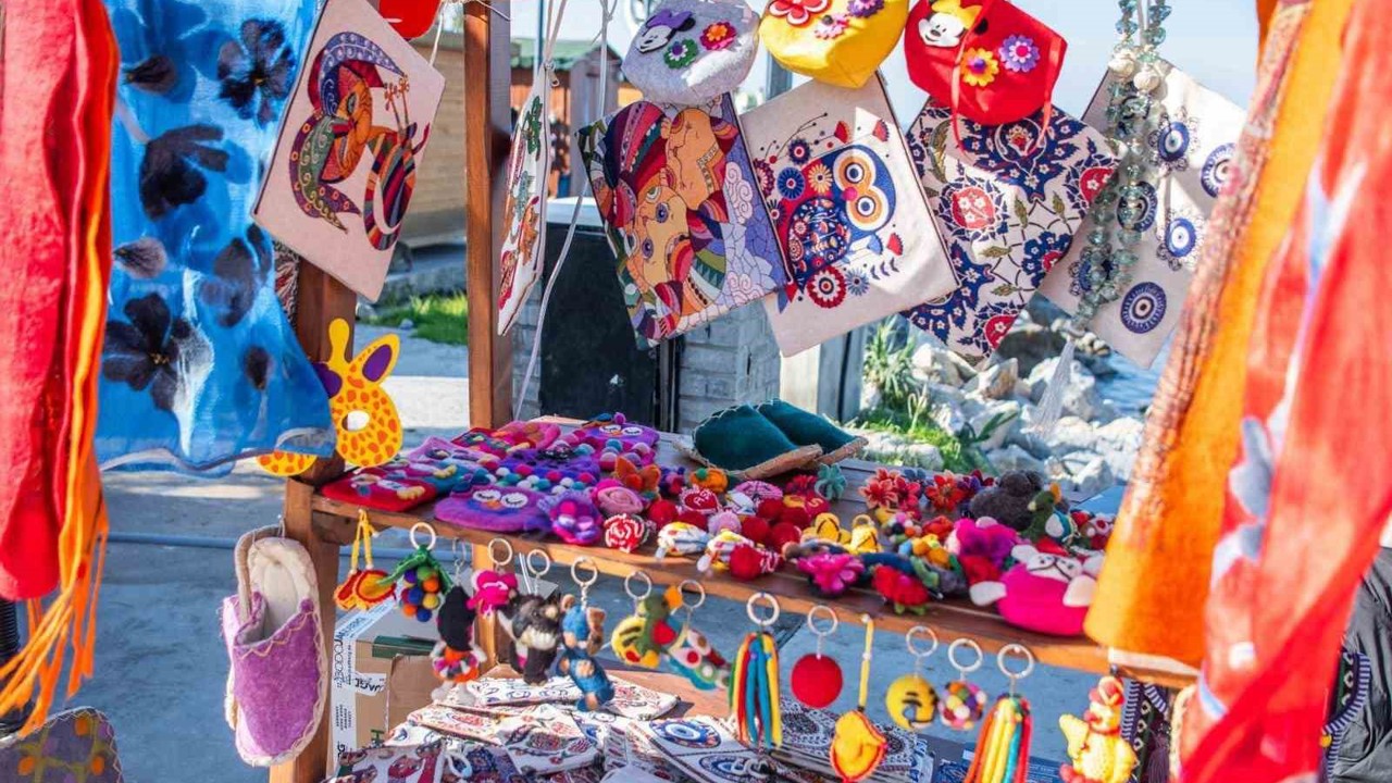 Kuşadası’nda kurulan yılbaşı pazarı rengarenk görünümüyle ilgi odağı oldu
