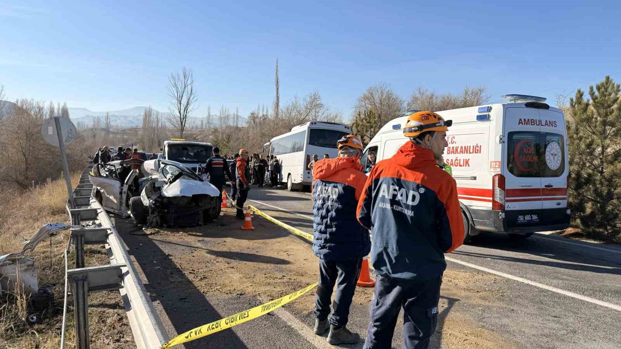 Otomobil ile midibüs çarpıştı: 10 yaralı
