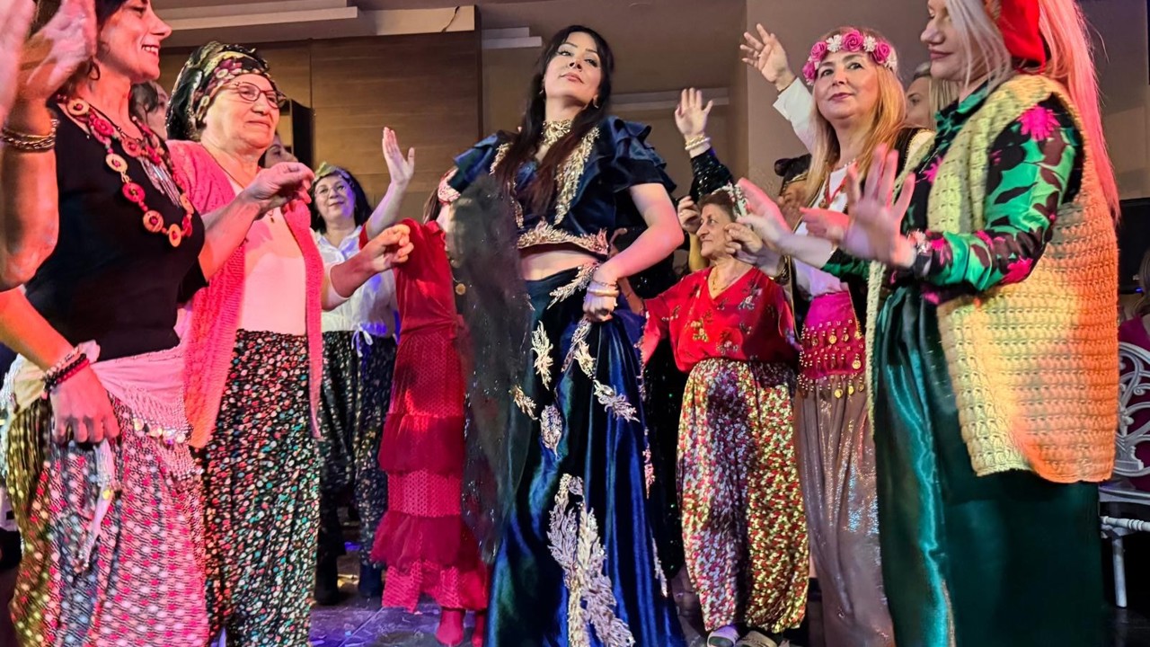 Edirne’de Roman gecesinde Trakya gelenekleri canlandırılıp, 9/8 oynandı
