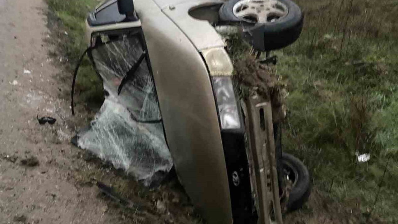 Yoğun sis beraberinde kaza getirdi: Devrilen otomobil sürücüsü yaralandı
