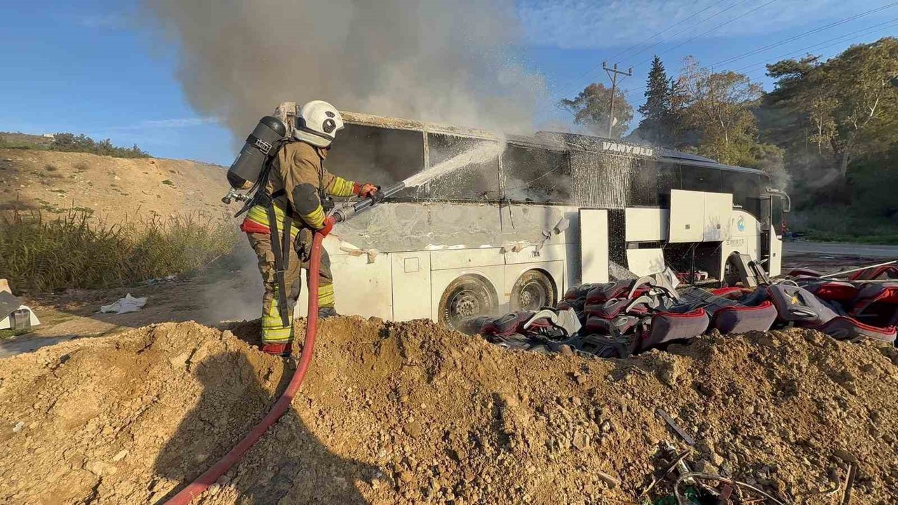Park halindeki yolcu otobüsü alevlere teslim oldu
