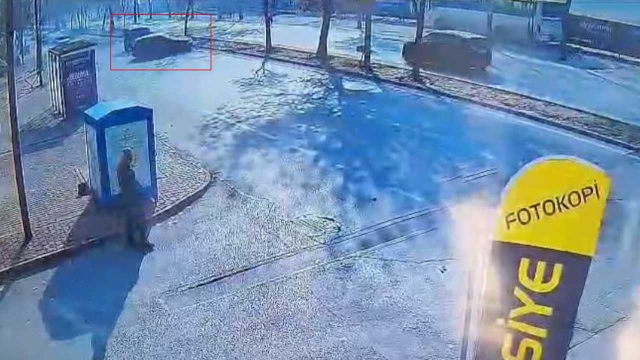 Makas atan otomobil ağaca çarpıp takla attı: 1 ölü
