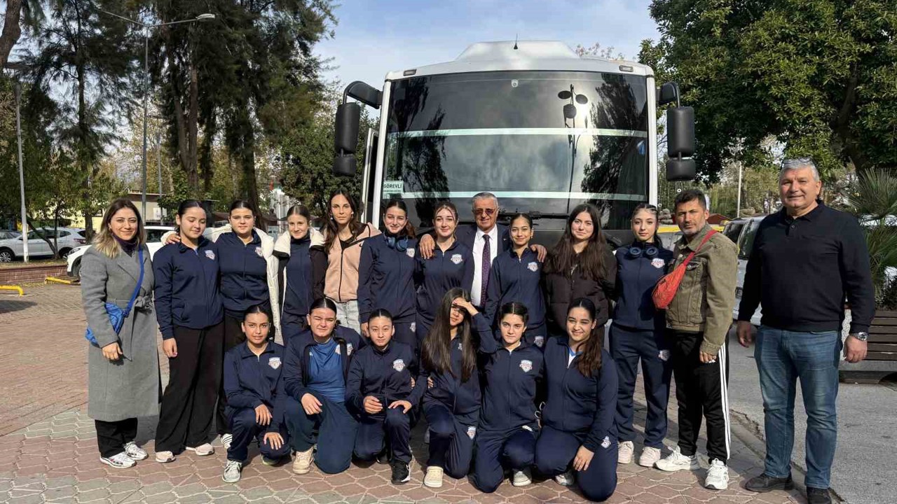 Başkan Topaloğlu’ndan voleybolculara moral desteği
