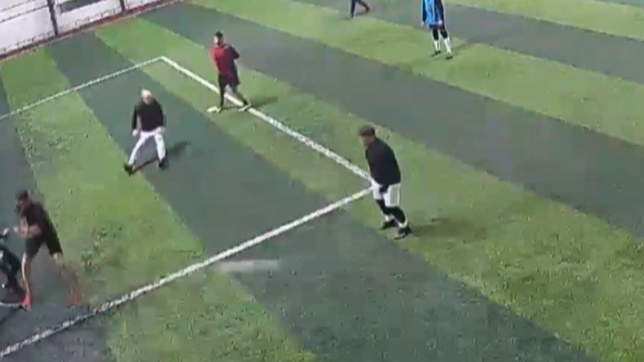 Halı sahada ölüm kameraya yansıdı
