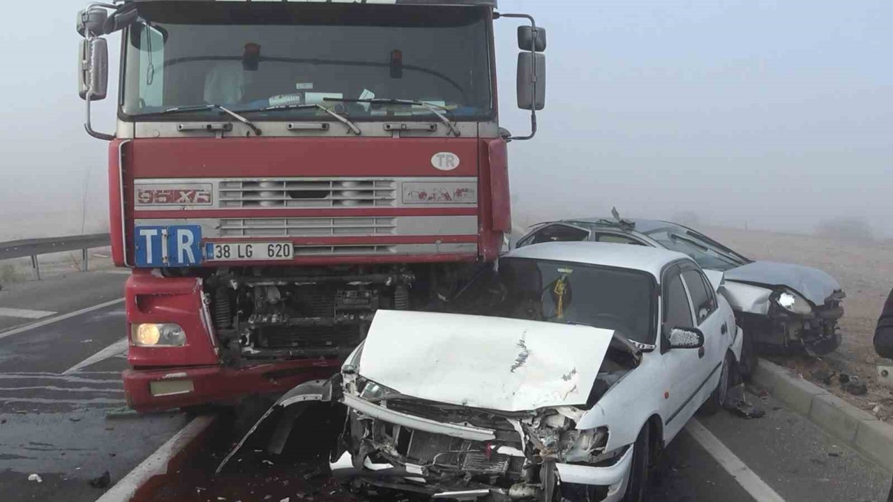 Aksaray’da 5 araçlı zincirleme ’sis’ kazası: 1 yaralı
