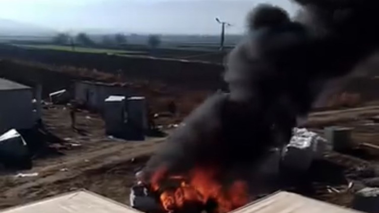 Elazığ’da park halindeki araç alev alev yandı
